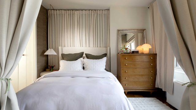 Transform Your Tiny Studio into a One-Bedroom with IKEA Bookcases | slot deposit 5000 dana, pasar123 slot online, wg88 game(图1) Transform Your Tiny Studio into a One-Bedroom with IKEA Bookcases
