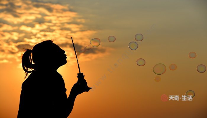 Simple recipe for bubble water for children. How to make your own bubble water for children.(图2) Simple recipe for bubble water for children