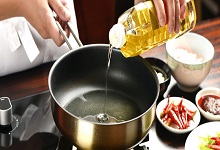 What to do if oil splashes on your skin What to do if oil sp