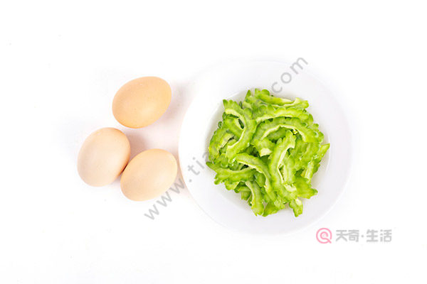 Nutritional benefits and benefits of scrambled eggs with bitter melon Nutritional value of scrambled eggs with bitter melon(图2) Effectiveness, nutrition and efficacy of bitter melon scrambled eggs