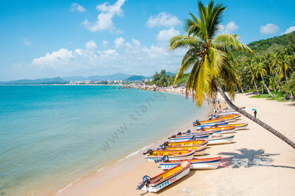 Which attractions in Sanya do not require admission fees