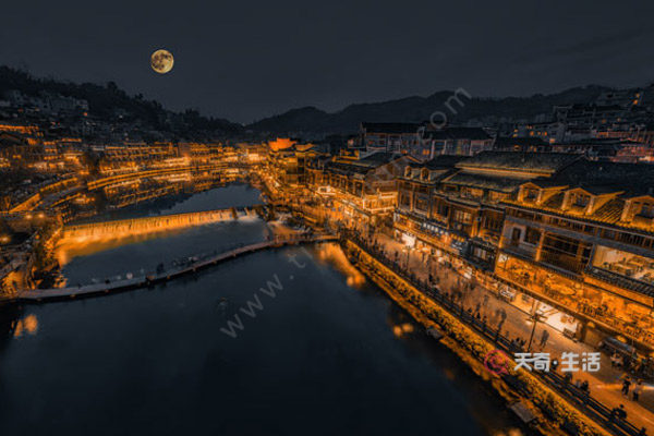 Fenghuang Ancient Town is suitable for a few days trip