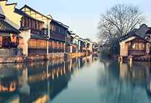 Is it better to stay in a scenic area in Wuzhen or outside? 