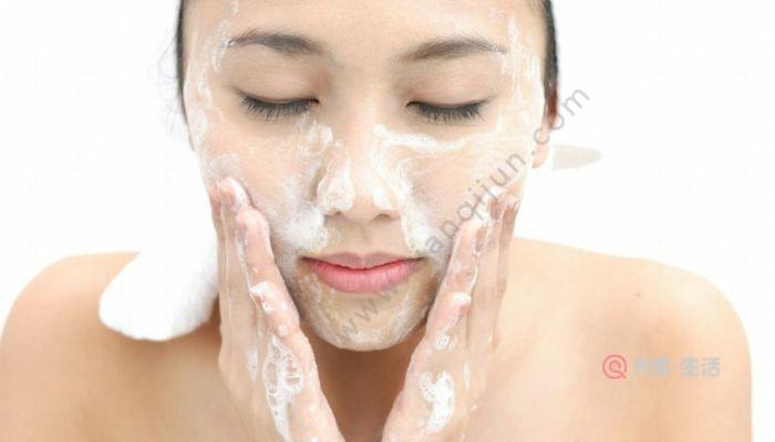 Should I use facial cleanser or water after applying the facial mask? Can I use facial cleanser after applying the facial mask?(图4) Should I use facial cleanser or water after applying the mask