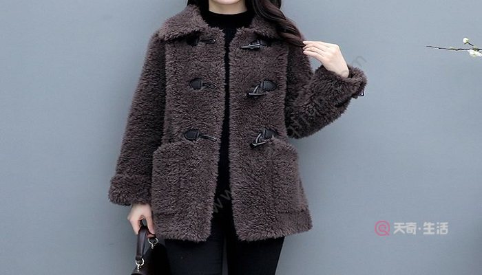Horn button coat is suitable for age. Horn button coat is suitable for everyone.(图3) A horn-button coat is suitable for ages
