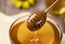 What can be mixed with honey for whitening and moisturizing?
