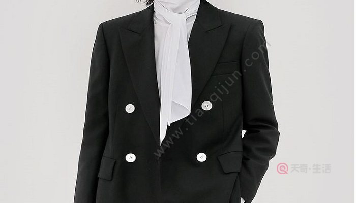 Is a small suit suitable for a fat person? What kind of suit should a fat person wear?(图4) Are small suits suitable for fat people?