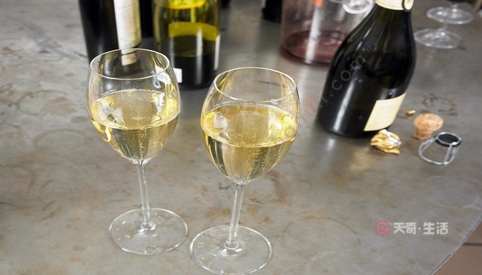 How to Make Toner with White Wine
